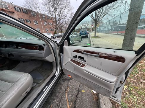 Used 2000 Lincoln Town Car Signature image 15