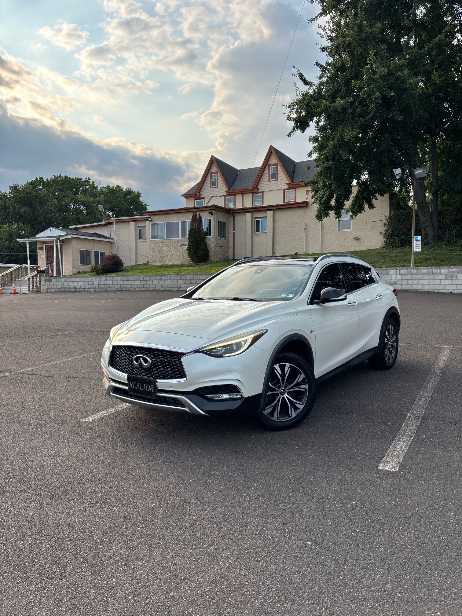 Used 2018 INFINITI QX30 Premium w/ Navigation Package AWD/4WD image 1