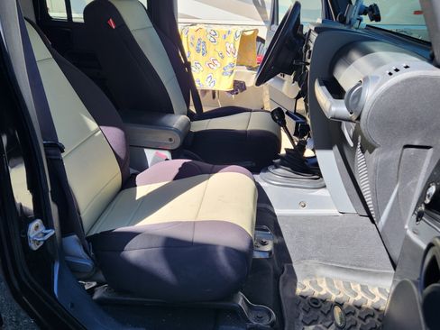 Used 2007 Jeep Wrangler Unlimited Sahara w/ Dual Top Group image 12