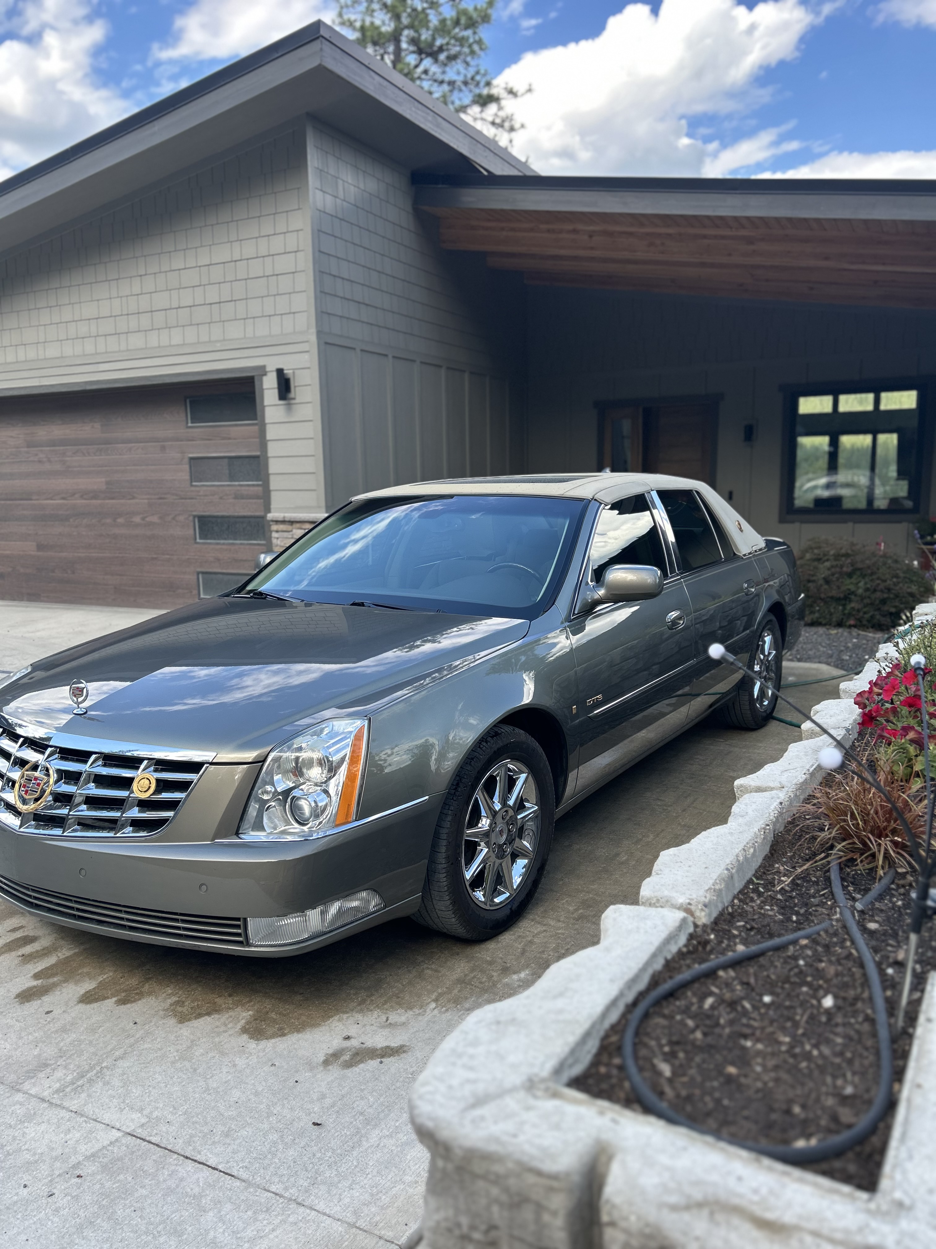 Used 2010 Cadillac DTS Luxury FWD image 1