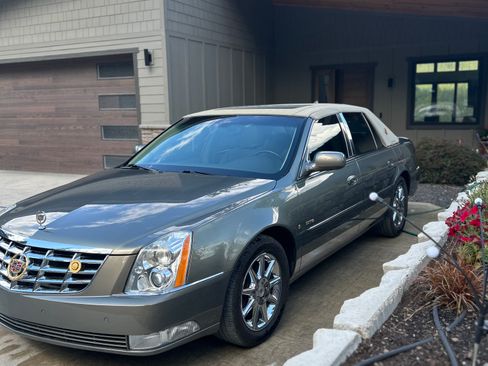 Used 2010 Cadillac DTS Luxury FWD image 1