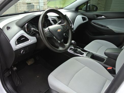 Used 2019 Chevrolet Cruze LT image 12