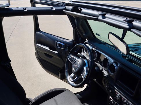 Used 2019 Jeep Wrangler Unlimited Sahara image 8