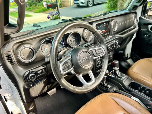 Used 2022 Jeep Wrangler Unlimited Sahara w/ Cold Weather Group AWD/4WD image 16