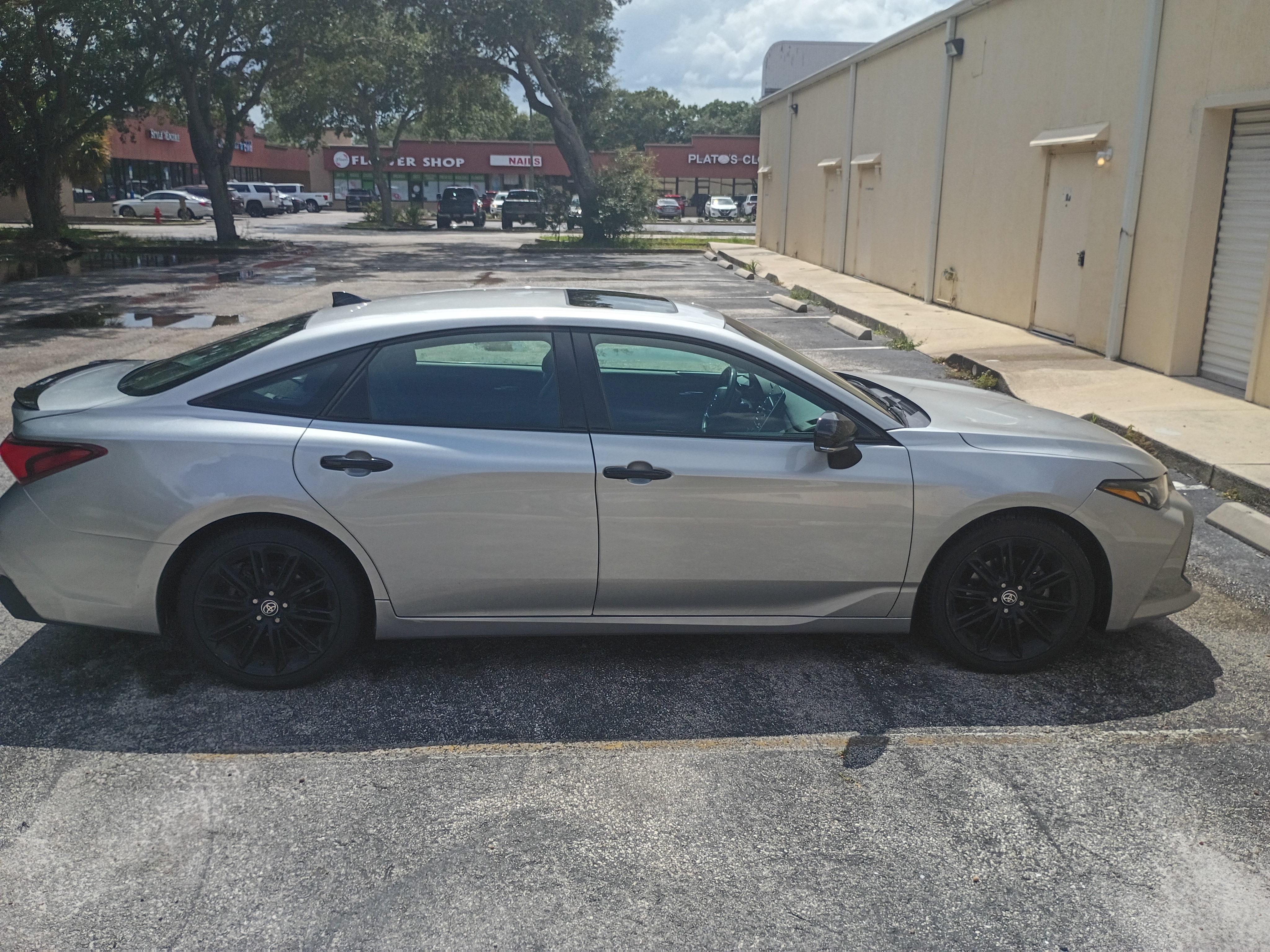 Used 2022 Toyota Avalon XSE FWD image 1