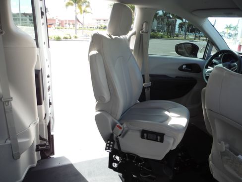 Used 2021 Chrysler Voyager Lxi FWD image 10