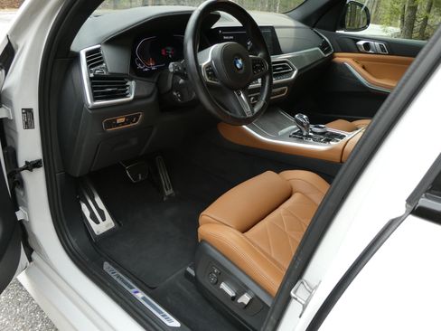 Used 2023 BMW X5 xDrive40i w/ M Sport Package image 9