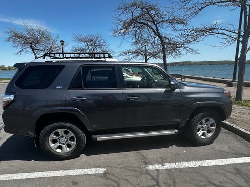 Used 2016 Toyota 4Runner SR5 AWD/4WD image 4