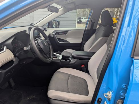 Used 2021 Toyota RAV4 XLE image 12