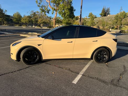 Used 2021 Tesla Model Y Long Range image 8