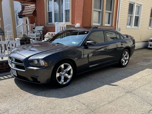 Used 2014 Dodge Charger SXT image 2