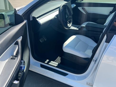 Used 2021 Tesla Model Y Long Range image 14