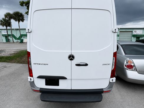 Used 2021 Mercedes-Benz Sprinter 2500 image 1