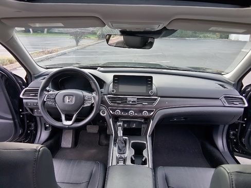 Used 2018 Honda Accord Touring image 9