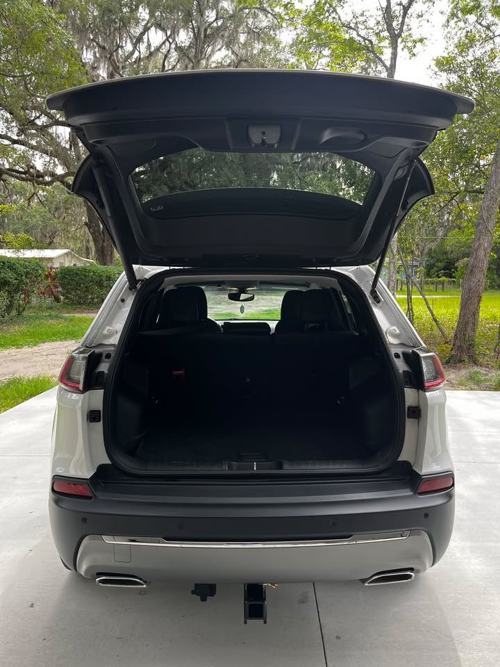 Used 2019 Jeep Cherokee Limited FWD image 12