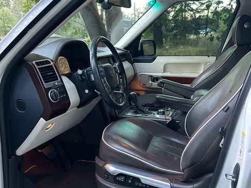 Used 2010 Land Rover Range Rover HSE image 4