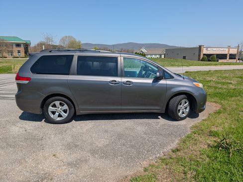 Used 2011 Toyota Sienna LE w/ Towing Pkg image 6