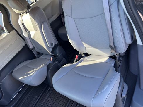 Used 2023 Toyota Sienna Limited image 2