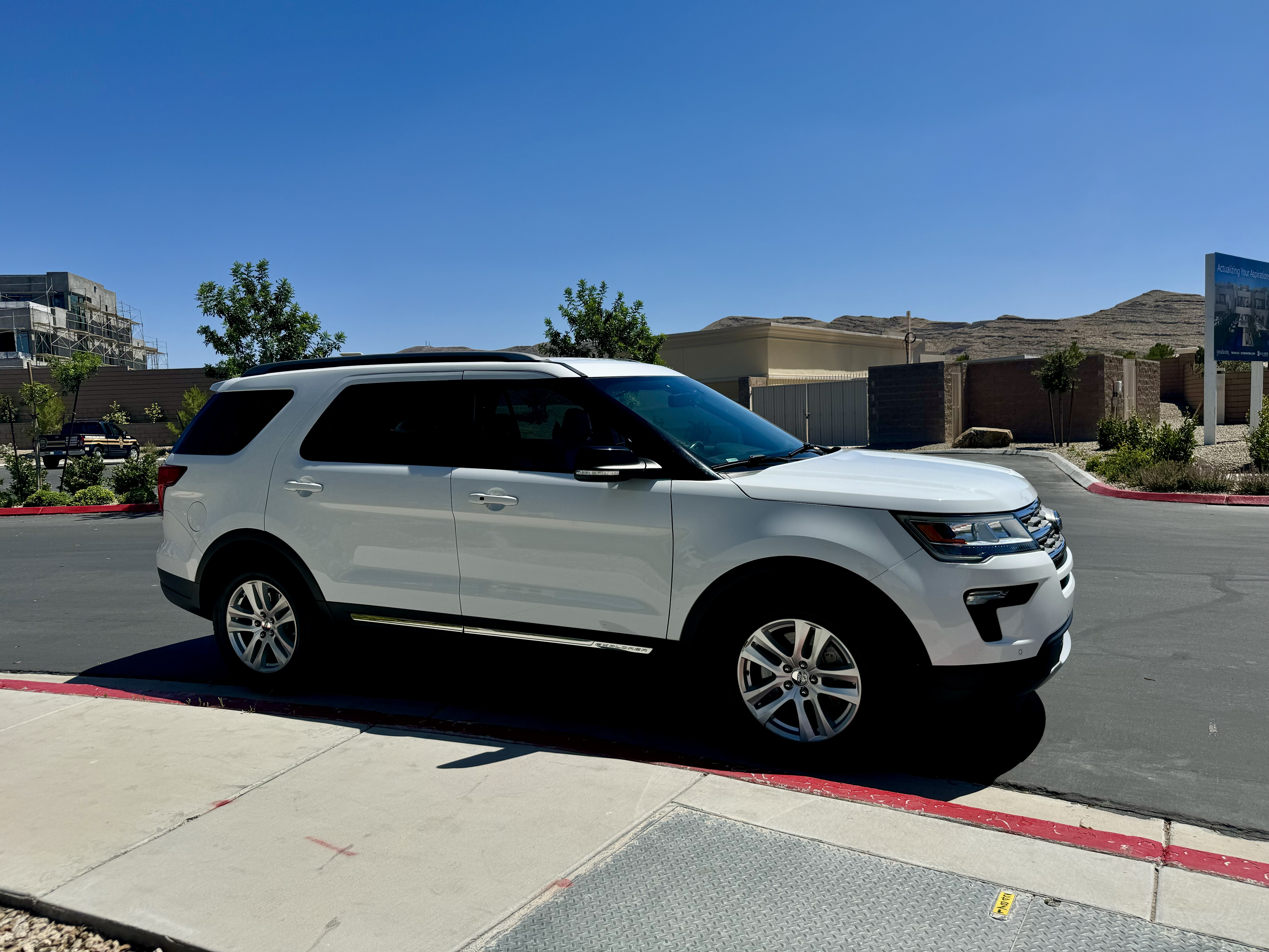 Used 2018 Ford Explorer XLT w/ Equipment Group 202A FWD image 6