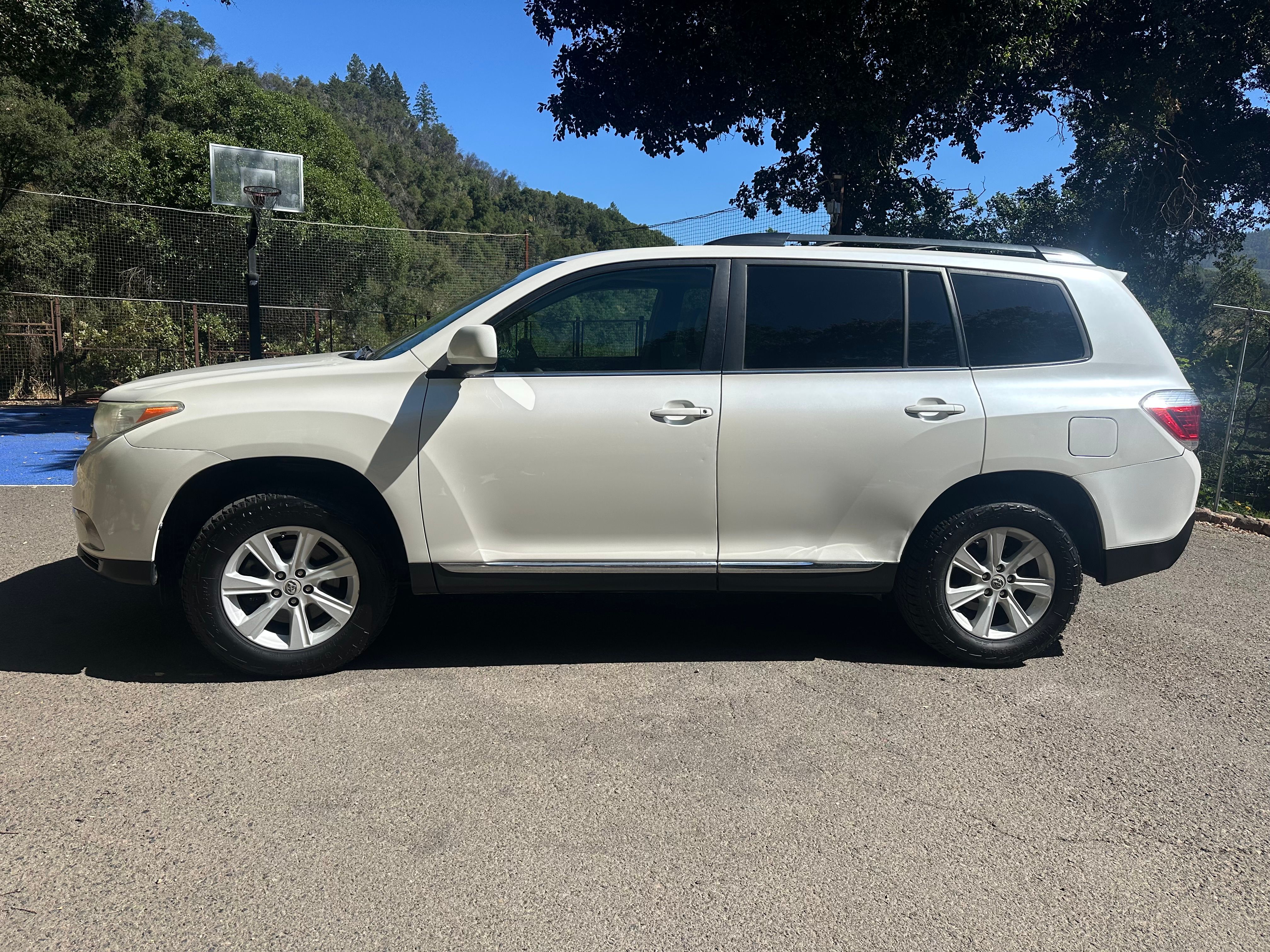 Used 2012 Toyota Highlander SE w/ Tow Pkg FWD image 1