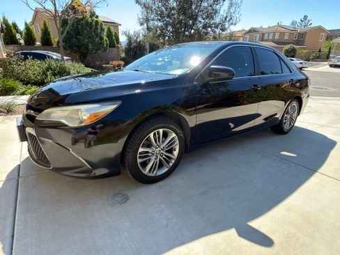 Used 2016 Toyota Camry SE image 5