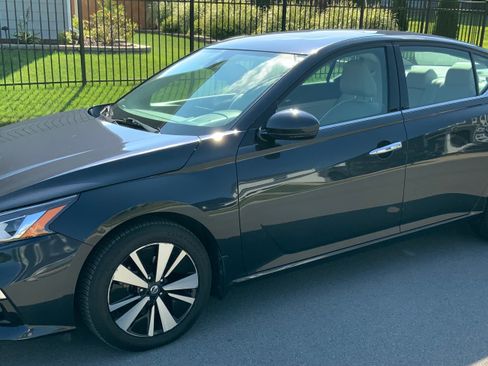 Used 2019 Nissan Altima 2.5 SV image 2