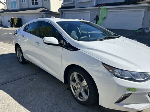 Used 2017 Chevrolet Volt LT w/ Comfort Package image 6