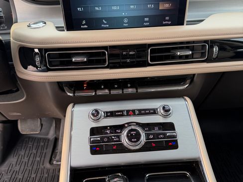 Used 2023 Lincoln Aviator AWD w/ Premium Package image 11