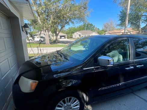 Used 2012 Chrysler Town & Country Limited image 31