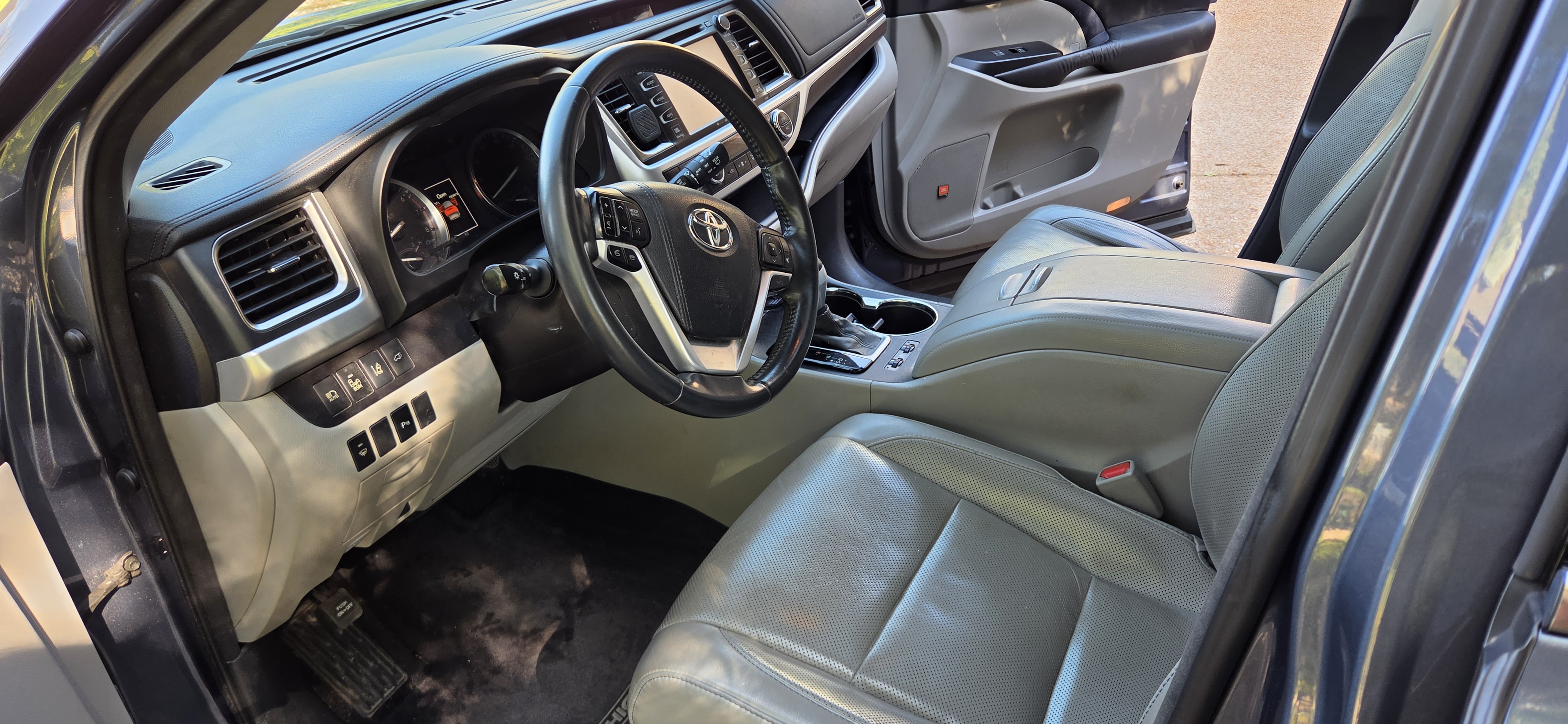 Used 2016 Toyota Highlander Limited w/ Driver Technology Package AWD/4WD image 13