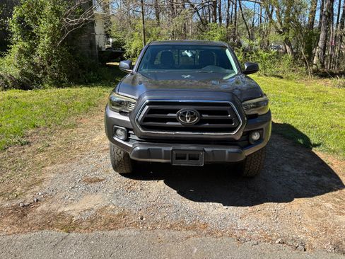 Used 2016 Toyota Tacoma SR5 w/ SR5 Appearance Package (SN) image 2