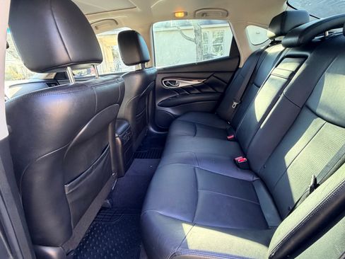 Used 2018 INFINITI Q70 Luxe image 12