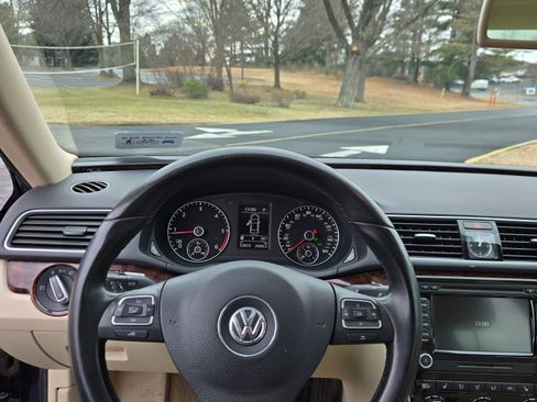 Used 2013 Volkswagen Passat TDI SEL Premium image 10