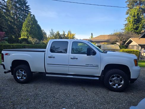 Used 2012 GMC Sierra 2500 Denali w/ Suspension Package, Off-Road image 5