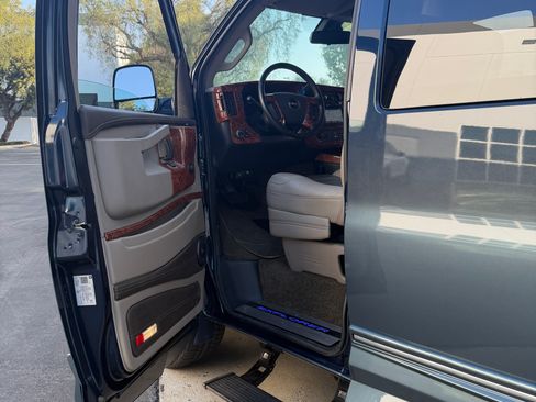 Used 2021 GMC Savana 2500 w/ Enhanced Convenience Package image 8