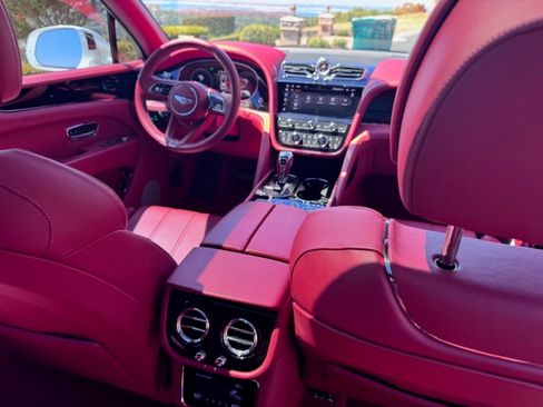 Used 2021 Bentley Bentayga image 19