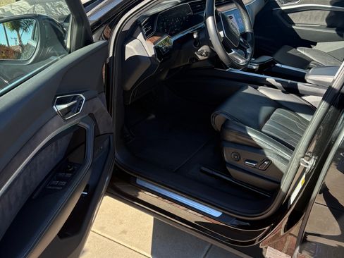 Used 2019 Audi e-tron Prestige w/ Prestige Package image 6