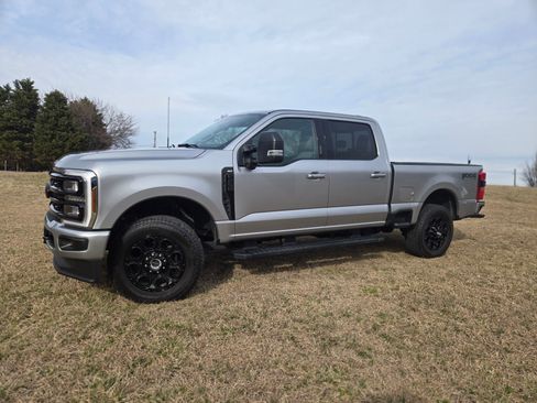 Used 2024 Ford F250 XLT w/ Black Appearance Package image 4