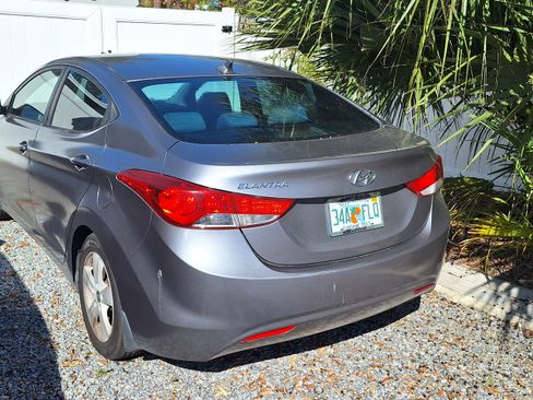 Used 2013 Hyundai Elantra GLS w/ Preferred Pkg image 4