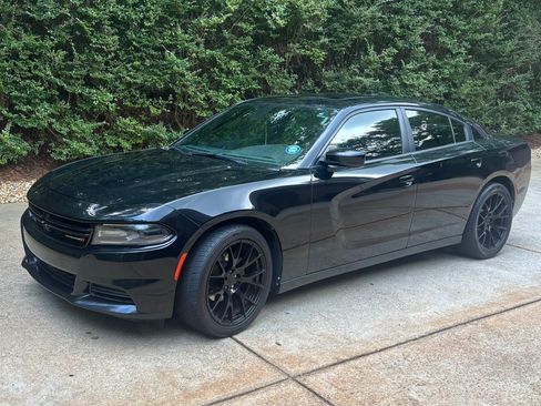 Used 2019 Dodge Charger SXT w/ Leather Interior Group RWD image 4