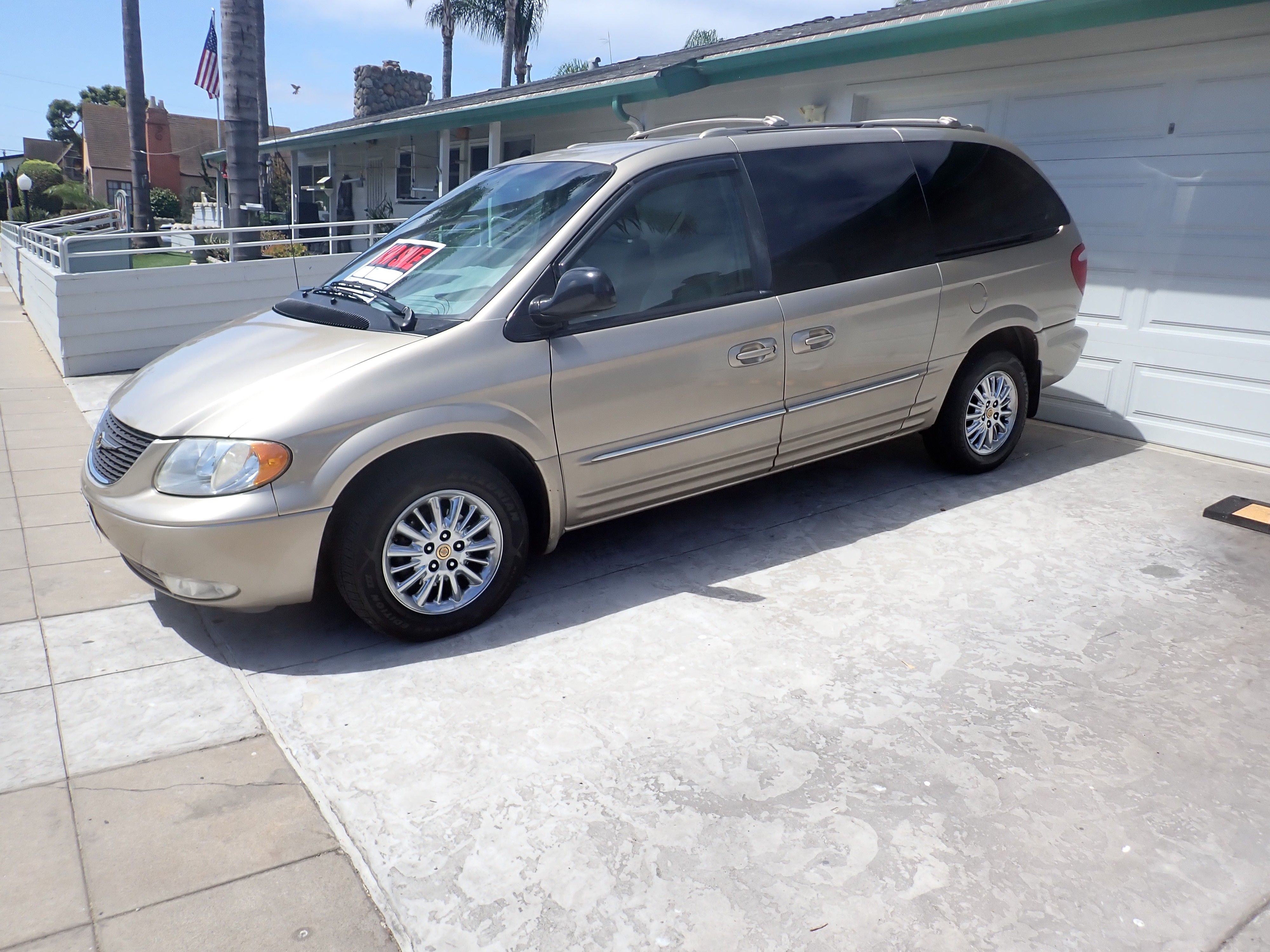 Used 2002 Chrysler Town & Country Limited FWD image 1