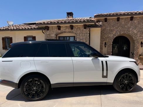 Used 2025 Land Rover Range Rover SE AWD/4WD image 2