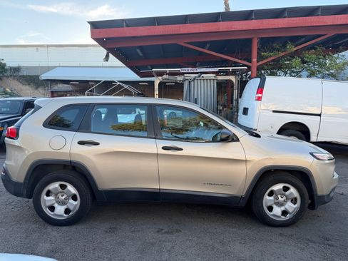 Used 2015 Jeep Cherokee Sport image 5