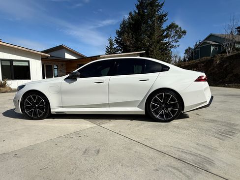 Used 2025 BMW M5 w/ Carbon Package image 11