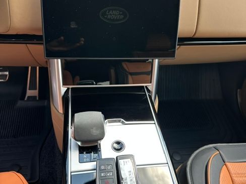 Used 2024 Land Rover Range Rover SE AWD/4WD image 2