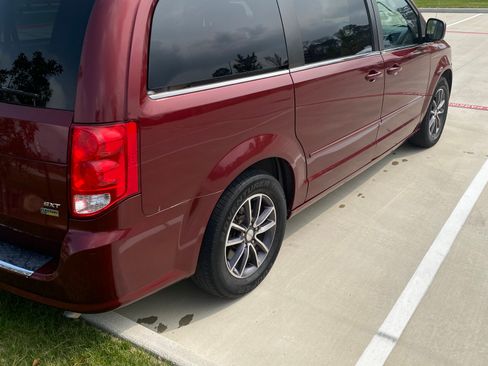 Used 2017 Dodge Grand Caravan SXT image 8