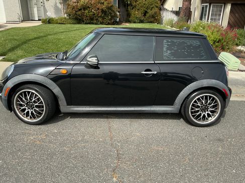 Used 2010 MINI Cooper Hardtop image 5