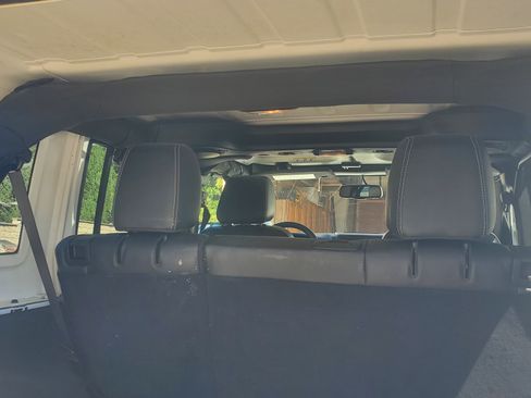 Used 2014 Jeep Wrangler Unlimited Sahara image 15