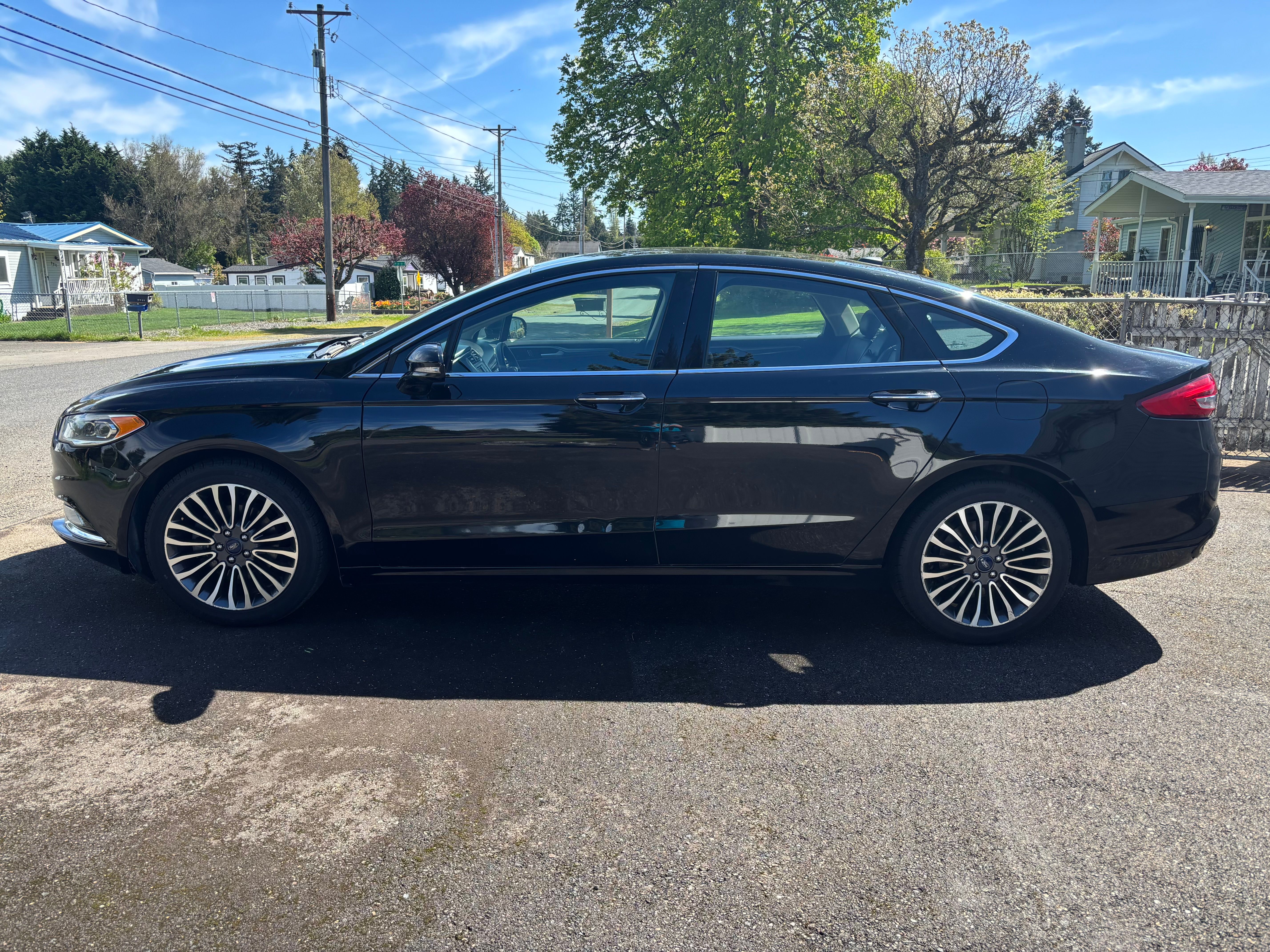Used 2017 Ford Fusion SE FWD image 1