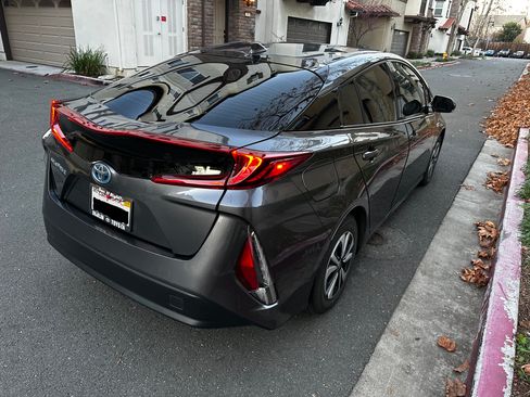 Used 2018 Toyota Prius Prime Premium image 9